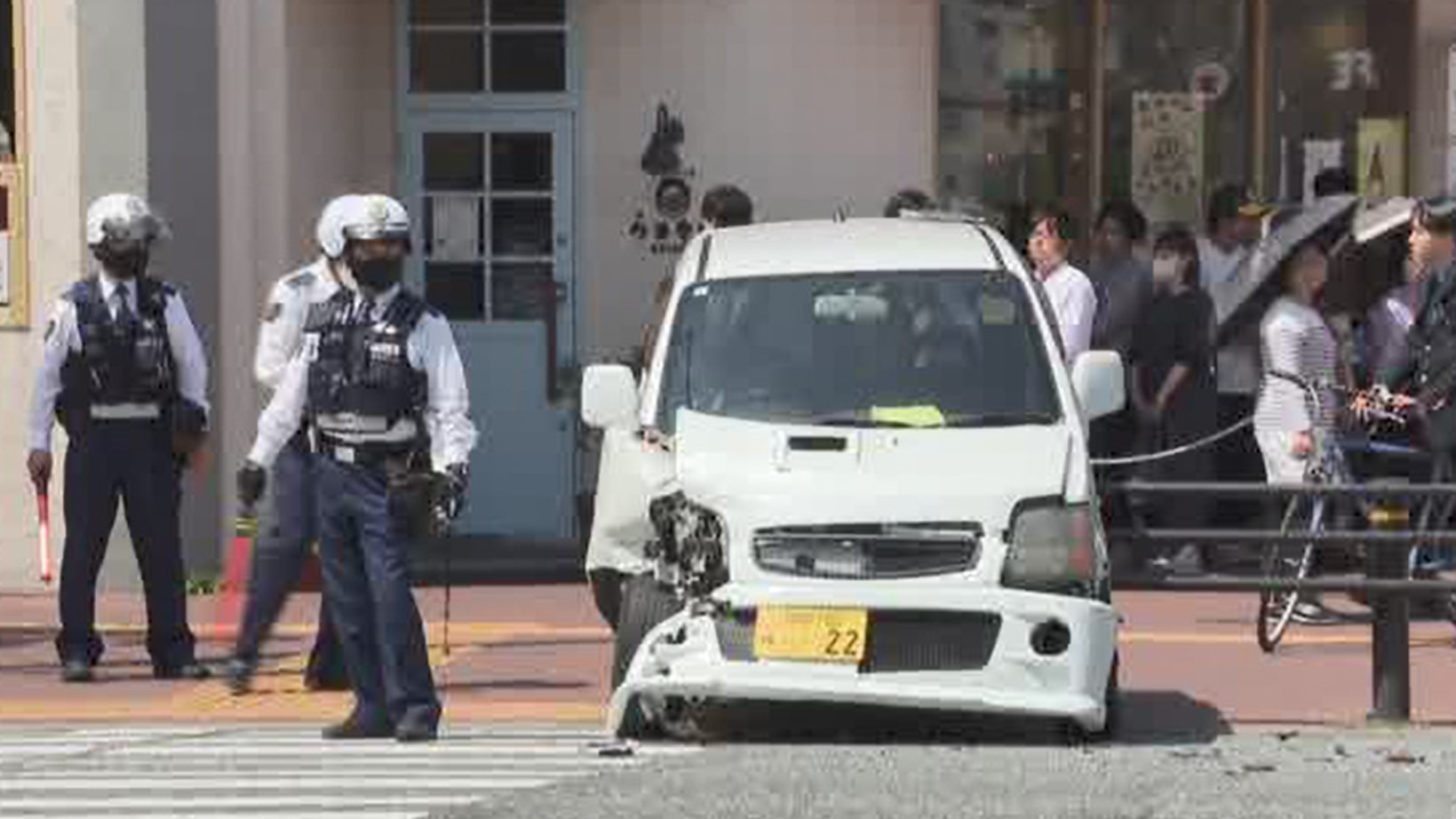 人気店「らるきい」前の歩道に車が突っ込む　行列客あわや　交差点で車同士が衝突事故　福岡市